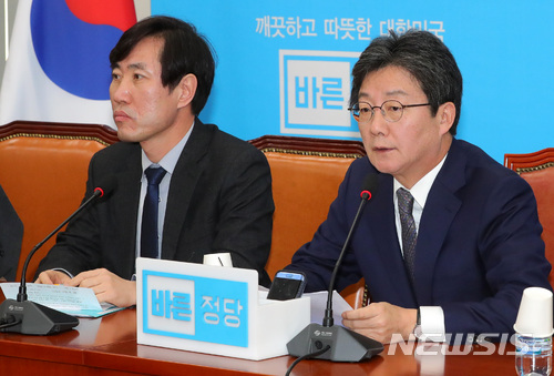 【서울=뉴시스】배훈식 기자 = 12일 오전 서울 여의도 국회 바른정당 회의실에서 열린 최고위원·국회의원 연석회의에 참석한 유승민 대표가 모두발언하고 있다. 왼쪽은 하태경 최고위원. 유 대표는 문재인 대통령의 중국 방문에 대해 북핵 미사일 안보 위기를 해결하는 것이 가장 중요한 목표라고 말했다. 2017.12.12. dahora83@newsis.com