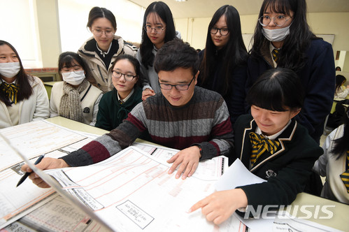 【수원=뉴시스】이정선 기자 = 2018학년도 대학수학능력시험 성적표가 배부된 11일 오전 경기 수원 영복여자고등학교에서 선생님과 수험생들이 배치표를 살펴보고 있다. 2017.12.11. ppljs@newsis.com (뉴시스 DB)