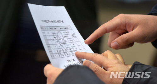 【서울=뉴시스】김진아 기자 = 2018년 대입 수능 성적표가 배부된 12일 오전 서울 영등포구 여의도고등학교에서  선생님과 학생이 성적표를 들고 가채점 점수와 비교해 보고 있다. 2017.12.12. photo@newsis.com (뉴시스 DB)