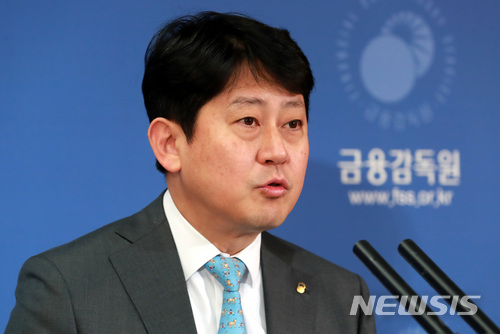 【서울=뉴시스】이영환 기자 = 유광열 금융감독원 수석부원장이 12일 오전 서울 영등포구 금융감독원 브리핑룸에서 금융감독·검사·제재 프로세스 혁신 TF 결과발표를 앞두고 모두발언 하고 있다. 2017.12.12. 20hwan@newsis.com