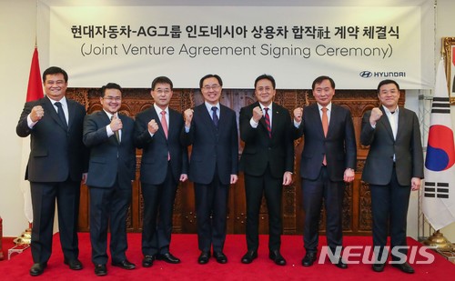 【서울=뉴시스】 12일 서울 여의도 주한인도네시아 대사관에서 현대자동차 상용수출사업부 이인철 전무와 AG그룹 이키 위보우 사장과 '현대자동차-AG그룹 인도네시아 상용차 합작사 계약 체결'을 한 뒤 참석자들과 기념촬영을 하고 있다. 2017.12.12. (사진=현대자동차 제공) photo@newsis.com