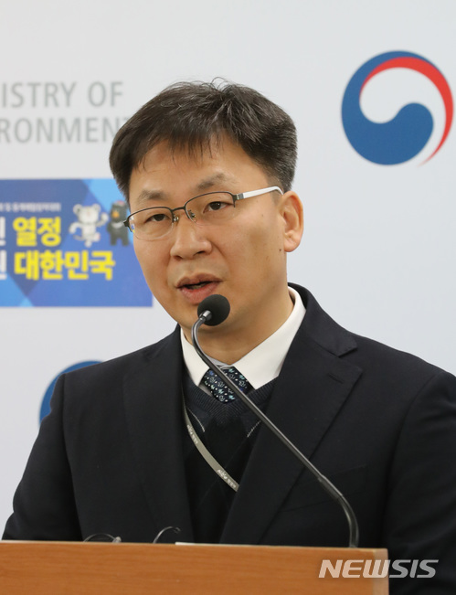 【세종=뉴시스】강종민 기자 = 신건일 환경부 대기관리과장이 지난 12일 오전 정부세종청사에서 수도권 먼지총량제 단계적 시행 등 미세먼지 강화 대책을 설명하고 있다. 2017.12.13. ppkjm@newsis.com