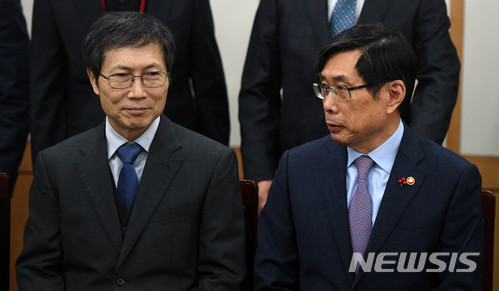 【과천=뉴시스】이정선 기자 = 박상기 법무부 장관이 2017년 12월12일 오후 경기 정부과천청사 법무부에서 열린 검찰 과거사 위원회 위촉식에서 김갑배 위원장과 대화를 나누고 있다. 2017.12.12. ppljs@newsis.com