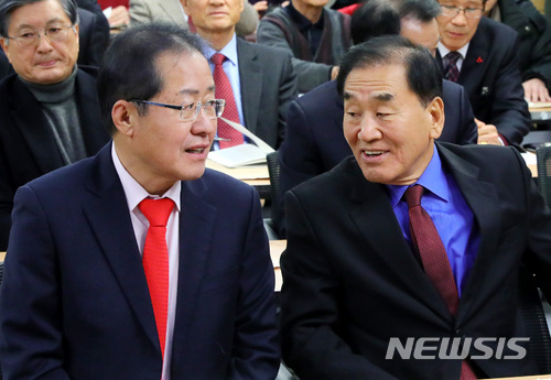 【서울=뉴시스】배훈식 기자 = 12일 오후 서울 여의도 국회 의원회관 제3세미나실에서 열린 늘푸른한국당 '위기의 남북관계 발전적 방향' 정책토론회에 참석한 홍준표(왼쪽) 자유한국당 대표가 이재오 대표와 대화하고 있다. 2017.12.12. dahora83@newsis.com