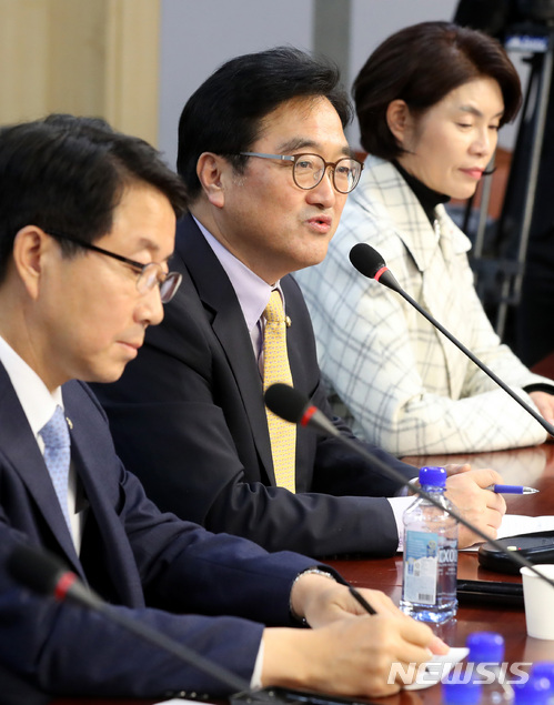 【서울=뉴시스】박영태 기자 = 12일 서울 영등포구 여의도 국회 의원회관에서 진행된 대국민 온실가스 감축운동 선포식에서 우원식 원내대표가 축사를 하고 있다. 2017.12.12.since1999@newsis.com