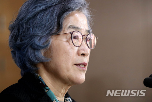 【서울=뉴시스】박진희 기자 = 박은정 국민권익위원회 위원장은 12일 서울 종로구 정부서울청사에서 '부정청탁금지법 1년 대국민 보고대회'를 하고 있다.&nbsp; 이날 '부정청탁 및 금품 등 수수의 금지에 관한 법률(부정청탁금지법)' 시행에 따른 경제적, 사회적 영향에 대한 종합적인 분석결과와 함께 이를 바탕으로 한 발전방향도 보고했다. 2017.12.12. pak7130@newsis.com