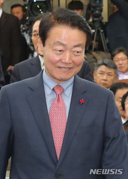 【서울=뉴시스】배훈식 기자 = 12일 오후 서울 여의도 국회 제4회의장에서 열린 자유한국당 원내대표 및 정책위원회의장 선출 의원 총회에 한선교 원내대표 후보가 참석하고 있다. 2017.12.12. dahora83@newsis.com