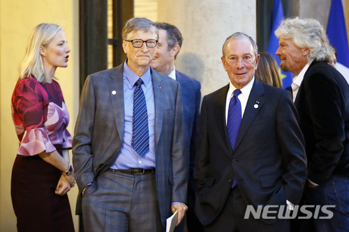 【파리=AP/뉴시스】마이크로 소프트의 설립자 빌 게이츠와 마이클 블룸버그 전 뉴욕시장이 12일(현지시간) 프랑스 파리에서 열리는 기후변화협정 관련 국제회의에 참석하기 위해 엘리제궁에 도착하고 있다. 2017.12.12 