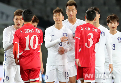 【도쿄(일본)=뉴시스】박주성 기자 = 12일 오후 일본 도쿄 아지노모토 스타디움에서 열린 2017 EAFF E-1 챔피언십 남자부 북한 대 한국의 경기에서 한국이 북한에게 1대0으로 승리 후 남북 선수들이 인사를 나누고 있다. 2017.12.12. park7691@newsis.com
