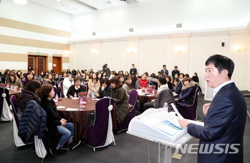 【용인=뉴시스】 이승호 기자 = 정찬민 경기 용인시장이 13일 시청 컨벤션홀에서 유·초·중·고교생 자녀를 둔 학부모 150명과 소통 간담회를 하면서 내년에 시행하는 무상교복과 무상급식 확대 계획을 설명하고 있다.2017.12.13.(사진 = 용인시청 제공) photo@newsis.com