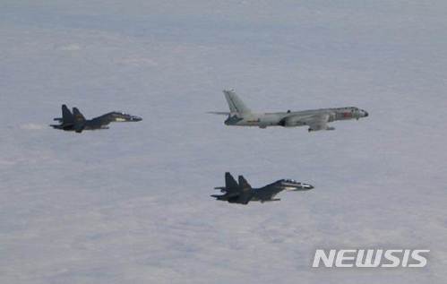대만 일주 비행훈련을 상례화한 중국 전투기와 폭격기가 필요하면 대만 영공에 진입해 대만섬을 관통할 수 있다고 경고해 긴장을 고조시키고 있다.