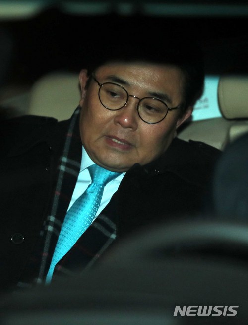 【의왕=뉴시스】고범준 기자 = 홈쇼핑업체 등으로부터 뇌물을 받은 혐의 등을 받고 있는 전병헌 전 청와대 정무수석이 지난해 12월13일 구속영장이 기각 된 후 경기도 의왕시 서울구치소에서 나와 차량에 탑승하고 있다. 2017.12.13. bjko@newsis.com