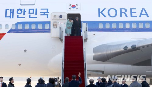 【성남=뉴시스】전진환 기자 = 중국을 국빈방문하는 문재인 대통령이 부인 김정숙 여사와 13일 오전 경기도 성남 서울공항에서 전용기에 올라 환송인사들에게 인사하고 있다. 2017.12.13.&nbsp; amin2@newsis.com