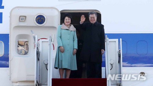 【서울공항(성남)=뉴시스】 문재인 대통령은 오는 22~27일 베트남과 아랍에미리트로 새해 첫 순방을 떠난다. 외교·경제 무대를 아세안으로 넓히면서 취임 이후 처음으로 중동 아시아를 방문하는 의미가 있다. 사진은 지난해 12월 13일 문 대통령과 김정숙 여사가 중국을 국빈방문하기 위해 이륙 전 인사하는 모습이다. 2017.12.13. amin2@newsis.com