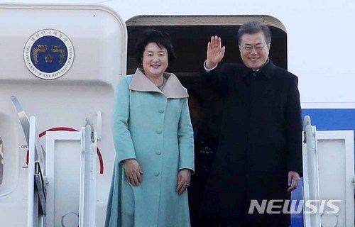 【성남=뉴시스】전진환 기자 = 중국을 국빈방문하는 문재인 대통령이 부인 김정숙 여사와 13일 오전 경기도 성남 서울공항에서 전용기에 올라 환송인사들에게 손을 들어 인사하고 있다. 2017.12.13.&nbsp; amin2@newsis.com