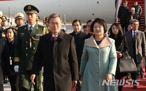【베이징(중국)=뉴시스】전진환 기자 = 중국을 국빈방문하는 문재인 대통령이 부인 김정숙 여사와 13일(현지시각) 중국 베이징 서우드공항에 도착해 이동하고 있다. 2017.12.13. amin2@newsis.com 