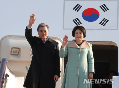 【서울=뉴시스】 문재인 대통령은 22일부터 27일까지 베트남·아랍에미리트(UAE)로 올해 첫 순방을 다녀온다. 사진은 지난해 12월 13일 문 대통령과 김정숙 여사가 중국 순방 당시 베이징 서우두 공항에 도착하는 모습이다. 2017.12.13. amin2@newsis.com
