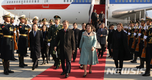 【베이징(중국)=뉴시스】전진환 기자 = 중국을 국빈방문하는 문재인 대통령이 부인 김정숙 여사와 13일(현지시각) 중국 베이징 서우드공항에 도착해 이동하고 있다. 2017.12.13. amin2@newsis.com 