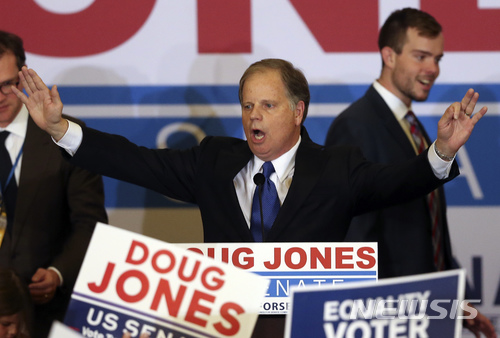 【버밍엄=AP/뉴시스】 더그 존스 미국 민주당 후보가 12일(현지시간)앨라배마주 버밍엄에서 공화당의 로이 무어 후보를 근소한 차로 제치고 연방상원의원에 당선된 후 승리연설을 하고 있다.&nbsp; 2017.12.13 