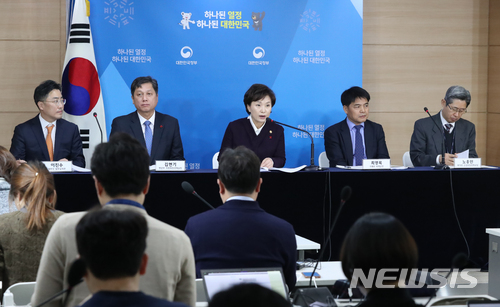 【서울=뉴시스】고승민 기자 = 김현미 국토교통부 장관이 13일 오후 서울 종로구 정부서울청사에서 임대주택 등록 활성화 방안 브리핑을 하고 있다. 왼쪽부터 이진수 법무부 법무심의관, 김현기 행정안전부 지방재정경제실장, 김현미 장관, 최영록 기획재정부 세제실장, 노홍인 보건복지부 건강보험정책국장. 2017.12.13. kkssmm99@newsis.com