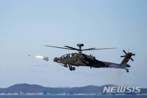 【서울=뉴시스】 13일 충남 대천사격장에서 육군 아파치 헬기가 가상 적기를 향해 스팅어 미사일을 발사하고 있다. 2017.12.13. (사진=육군 제공) photo@newsis.com