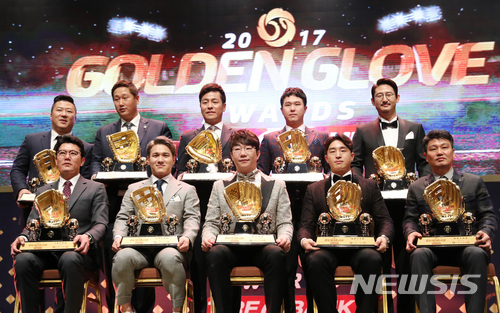 【서울=뉴시스】김진아 기자 = 13일 오전 서울 강남구 코엑스 오디토리움에서 열린 '2017 타이어뱅크 KBO 골든글러브' 시상식에서 수상자들이 기념촬영을 하고 있다. 최형우(뒷줄 왼쪽부터 시계방향), 이대호, 강민호, 최정, 박용택, 김태룡 코치(버나디나 대리), 손아섭, 양현종, 김선빈, 김민호 코치(안치홍 대리). 2017.12.13. bluesoda@newsis.com