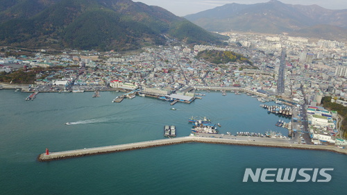 【사천=뉴시스】김윤관 기자 = 경남 사천시가 국토부 도시재생 응모사업에 선정돼 추진하게 될 '바다마실 삼천포 愛 빠지다’ 도시재생 프로젝트 사업이 추진될 100년 역사를 지닌 삼천포구항 중심시가지 전경. 2017.12.14. (사진=사천시 제공) kyk@newsis.com