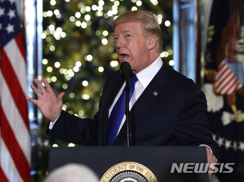 【워싱턴=AP/뉴시스】 도널드 트럼프 미 대통령이 13일 감세 및 일자리 법안의 상하원 조정안이 마련된 후 백악관에서 법안 통과 격려의 말을 하고 있다. 2017. 12. 19. 