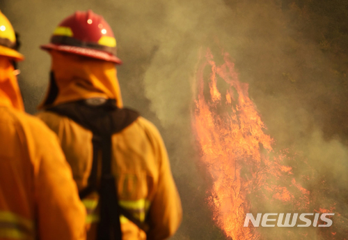 【샌타바바라=AP/뉴시스】13일(현지시간) 미국 캘리포니아 주 몬테시토에서 소방관들이 산불을 진화하고 있다. 사진은 샌타바바라 카운티 소방서에서 제공했다. 2017.12.15.