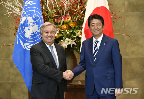 일본을 방문한 안토니우 구테흐스 유엔 사무총장(왼쪽)와 아베 신조(安倍晉三) 일본 총리가 만나 악수를 나누고 있다.