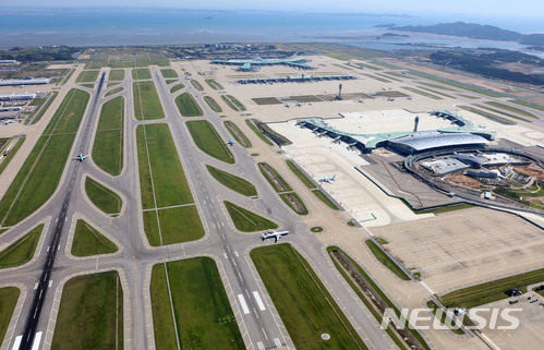 【인천공항=뉴시스】홍찬선 기자 = 인천공항이 전 세계 항공사 조종사들을 대상으로 한 운항서비스 만족도 조사에서도 6회 연속으로 세계 1위를 차지했다고 14일 밝혔다. 사진은 2018년 1월18일 개항하는 인천공항 제2여객터미널(T2·오른쪽 아래)과 현재 운영중인 제1여객터미널(T1) 전경. 2017.12.14. (사진=인천공항공사 제공) photo@newsis.com