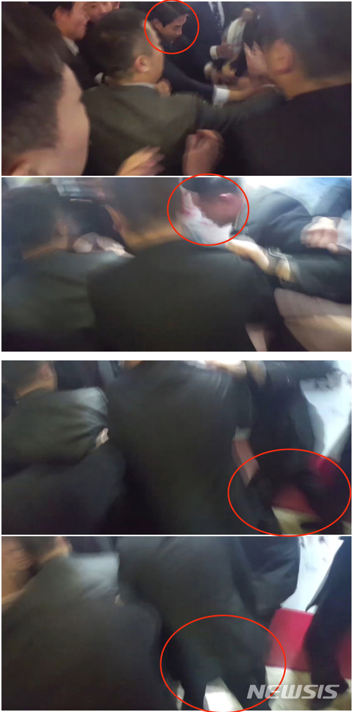 【베이징(중국)=뉴시스】한국의 사진기자가 14일 오전 베이징 국가회의 중심 B홀에서 열린 문재인 대통령 '한·중 경제·무역 파트너십 개막식'에서 스타트업관으로 이동중, 중국측 경호관계자에게 일방적으로 폭행 당했다.&nbsp; 사진 위쪽부터 한국경호관이 들어오자 가해자가 뒤로 밀려나오다 발로 얼굴을 가격하는 모습. 2017.12.14. (사진=CBS노컷뉴스 제공) photo@newsis.com