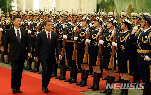 【베이징(중국)=뉴시스】전진환 기자 = 문재인 대통령이 시진핑 중국 국가주석과 14일 오후(현지시각) 중국 베이징 인민대회당에서 열린 공식환영식에서 의장대를 사열하고 있다. 2017.12.14.   amin2@newsis.com 