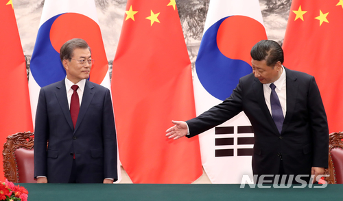【베이징(중국)=뉴시스】전진환 기자 = 시진핑 중국 국가주석이 14일 오후(현지시각) 한-중 MOU체결식이 열린 중국 베이징 인민대회당에서 문재인 대통령에게 자리를 권하고 있다. 2017.12.14. amin2@newsis.com