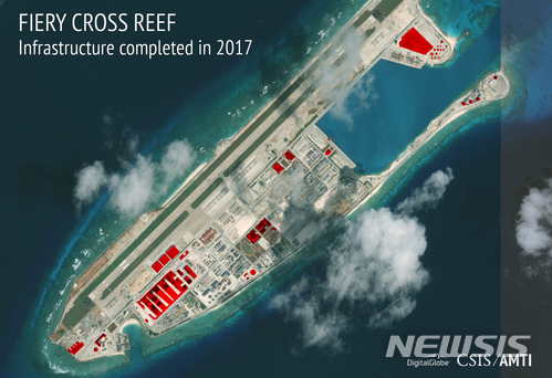 【워싱턴=AP/뉴시스】미 싱크탱크 전략국제문제연구소(CSIS) 산하 아시아해양투명성구상이 14일(현지시간)배포한 디지털 글로브의 남중국해 피어리 크로스 암초(중국명 융수자오永暑礁)의 위성사진에 중국이 올해 들어 추가로 건설한 군사시설들의 모습이 보이고 있다. 중국이 남중국해 인공섬들에 추가 건설을 계속해 긴장이 다시 높아지고 있다고 이 구상의 그렉 폴링 사무총장이 14일(현지시간) 밝혔다. 2017.12.15
