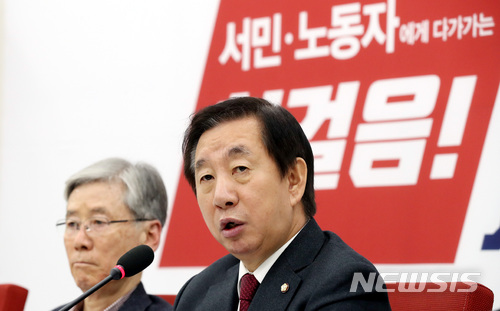 【서울=뉴시스】박영태 기자 = 15일 오전 서울 영등포구 여의도 국회에서 진행된 김성태 자유한국당 원내대표 주재 3선 의원 간담회에서 김성태 원내대표가 모두발언을 하고 있다. 2017.12.15.since1999@newsis.com