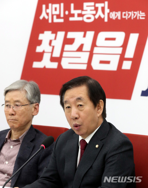 【서울=뉴시스】박영태 기자 = 15일 오전 서울 영등포구 여의도 국회에서 진행된 김성태 자유한국당 원내대표 주재 3선 의원 간담회에서 김성태 원내대표가 모두발언을 하고 있다. 2017.12.15.since1999@newsis.com