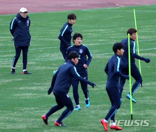 【도쿄(일본)=뉴시스】박주성 기자 = 대한민국 축구대표팀 신태용 감독이 15일 오전 일본 도쿄 아지노모토 스타디움 웨스트 필드에서 2017 EAFF E-1 챔피언십 일본전을 대비 훈련 중 선수들을 바라보고 있다. 2017.12.15. park7691@newsis.com
