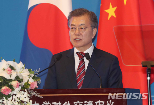 【베이징(중국)=뉴시스】전진환 기자 = 중국을 국빈방문한 문재인 대통령이 15일 오전(현지시각) 중국 베이징대학교에서 '한중 청년의 힘찬 악수, 함께 만드는 번영의 미래'를 주제로 연설을 하고 있다. 2017.12.15. amin2@newsis.com