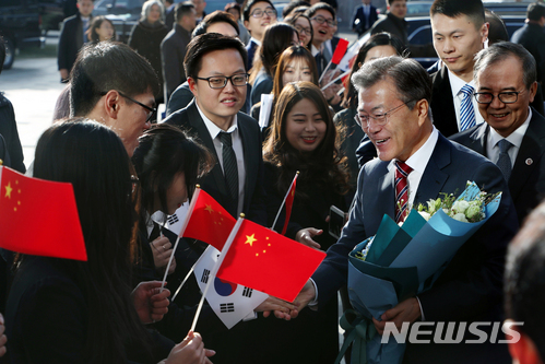 【베이징(중국)=뉴시스】전진환 기자 = 중국을 국빈방문한 문재인 대통령이 15일 오전(현지시각) '한중 청년의 힘찬 악수, 함께 만드는 번영의 미래'를 주제로 연설을 하기 위해 중국 베이징대학교에 도착해 한-중 재학생들로부터 환영 인사를 받고 있다. 2017.12.15. amin2@newsis.com