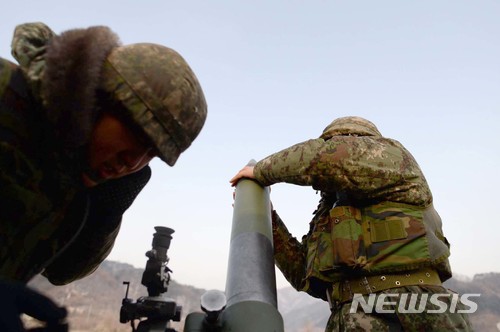 【서울=뉴시스】 박격포 훈련을 하고 있는 장병들. 위 사진은 기사의 이해를 돕기 위한 것으로 기사내용과 관련 없음. 