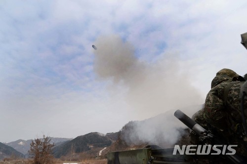 【서울=뉴시스】 올해 들어 가장 추운 한파가 지속되고 있는 가운데 지난 11일부터 15일까지 육군 제7군단 예하 11사단 사자여단이 강원도 홍천군 매봉산 훈련장 K532 다목적전술차량에서 4.2인치 박격포 사격훈련을 하고 있다. 2017.12.15. (사진=11사단 제공) photo@newsis.com
