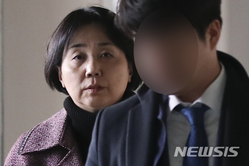 【서울=뉴시스】최진석 기자 = 박현정 전 서울시향 대표가 지난해 12월15일 서울 서초구 서울중앙지법에서 열린 '직원 폭행' 관련 1차 공판 준비기일을 마친 뒤 법원을 빠져 나가고 있다. 2017.12.15. myjs@newsis.com