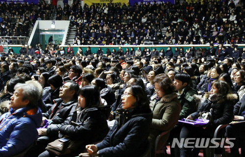 【서울=뉴시스】이종철 기자 = 진학사가 15일 오후 서울 송파구 잠실 학생체육관에서 개최한 '2018학년도 정시 합격전략 설명회'에 참석한 학부모와 학생이 심각한 표정으로 설명을 듣고 있다. 2017.12.15. jc4321@newsis.com