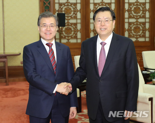 【베이징(중국)=뉴시스】전진환 기자 = 문재인 대통령이 15일 오후(현지시각) 중국 베이징 인민대회당에서 장더장 전국인민대표대회(전인대) 상무위원장을 면담하기에 앞서 악수하고 있다. 2017.12.15. amin2@newsis.com