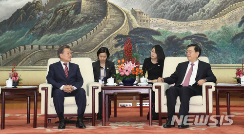 【베이징(중국)=뉴시스】전진환 기자 = 문재인 대통령이 15일 오후(현지시각) 중국 베이징 인민대회당에서 장더장 전국인민대표대회(전인대) 상무위원장을 면담하고 있다. 2017.12.15. amin2@newsis.com