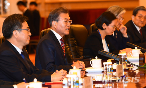 【베이징(중국)=뉴시스】전진환 기자 = 중국을 국빈방문한 문재인 대통령이 15일 오후(현지시각) 중국 베이징 인민대회당에서 리커창 총리에게 인사말을 하고 있다. 2017.12.15.&nbsp; amin2@newsis.com