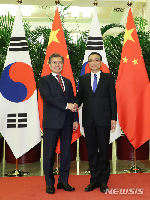 【베이징(중국)=뉴시스】전진환 기자 = 중국을 국빈방문한 문재인 대통령이 15일 오후(현지시각) 중국 베이징 인민대회당에서 리커창 총리를 면담을 하기에 앞서 악수하고 있다. 2017.12.15.&nbsp; amin2@newsis.com