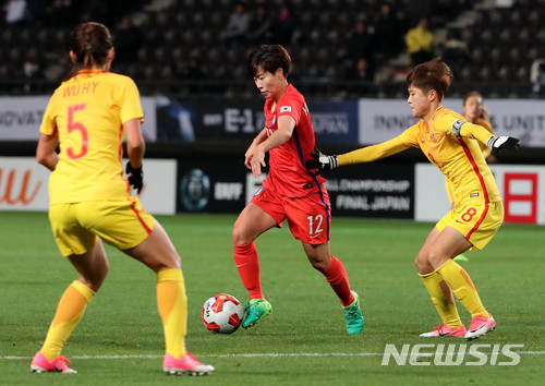 【지바(일본)=뉴시스】박주성 기자 = 15일 오후 일본 지바 소가 스포츠파크에서 열린 2017 EAFF E-1 챔피언십 여자부 한국 대 중국의 경기에서 한국 유영아가 중국의 수비수들을 따돌리려 하고 있다. 2017.12.15. park7691@newsis.com