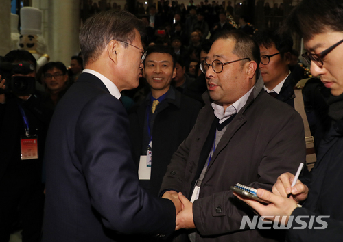 【베이징(중국)=뉴시스】전진환 기자 = 문재인 대통령이 15일 오후(현지시간) 중국 베이징에서 순방 취재단이 머무는 페닌슐라호텔을 찾아 청와대 사진기자단 간사와 대화를 하고 있다. 2017.12.15. photo@newsis.com